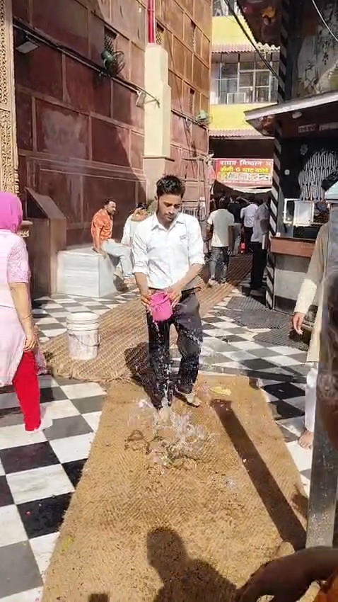 तपती दोपहरी में नहीं जलेंगे भक्तों के पैर, बांकेबिहारी मंदिर में खास इंतजाम