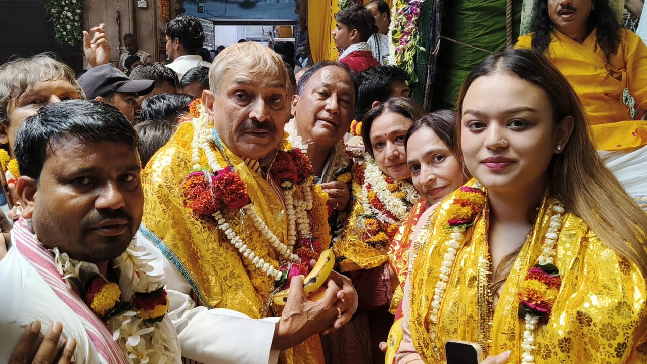 “बांके बिहारी के दरबार से गरजे प्रमोद तिवारी, बोले- भाजपा ने लोकतंत्र को किया तार-तार”