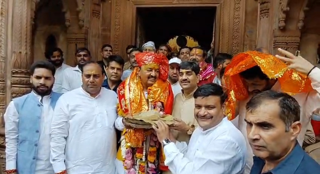 ठाकुर बांके बिहारी के दरबार में केशव मौर्य, कॉरिडोर आंदोलनकारी महिलाओं को दी राहत की उम्मीद