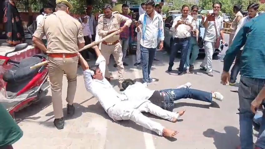 नीट पेपर लीक को लेकर मथुरा में एनएसयूआई का प्रदर्शन