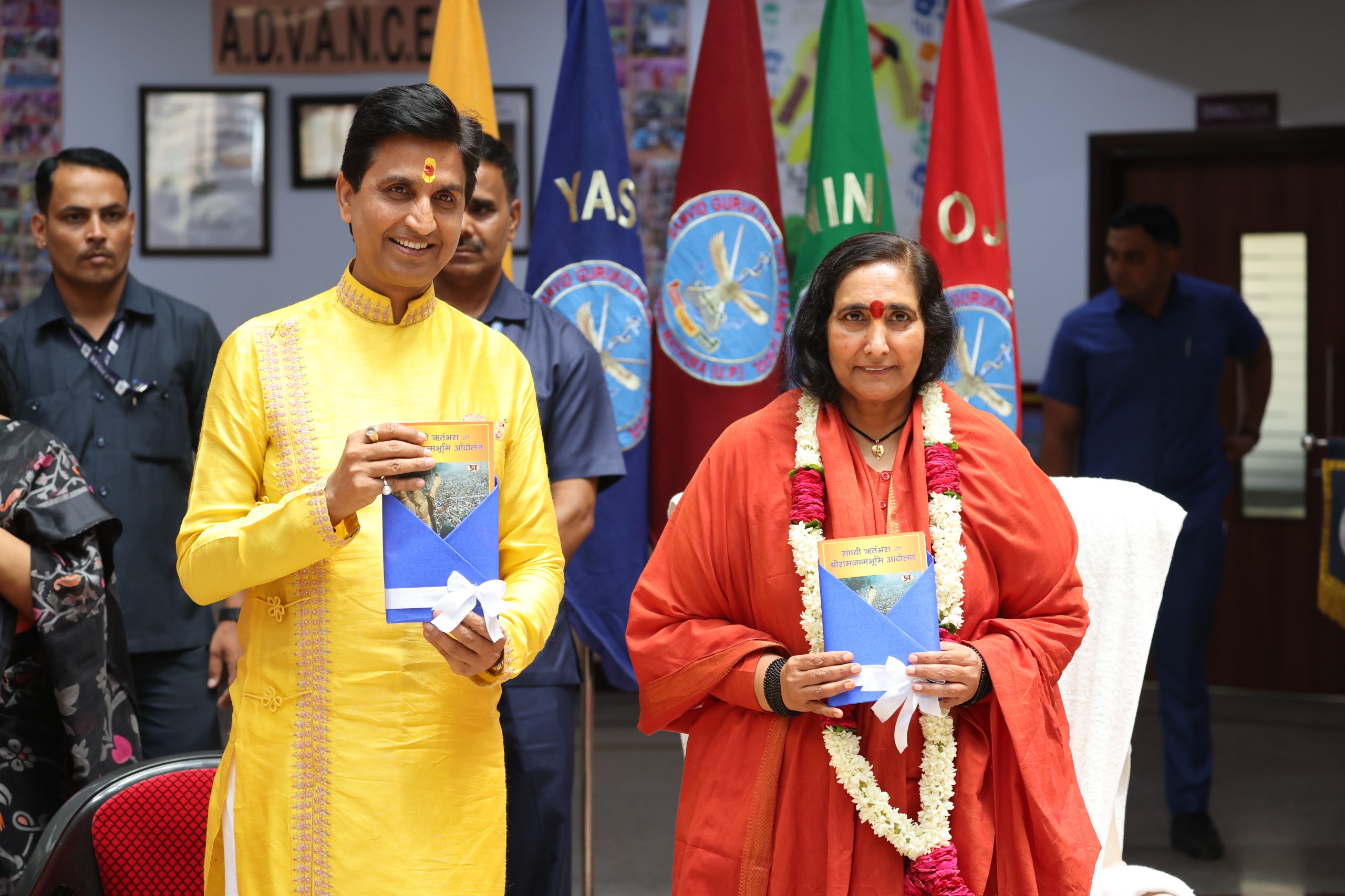 वृन्दावन पहुंचे डॉ. कुमार विश्वास, बोले- ओवैसी पढ़ें भारत का सांस्कृतिक इतिहास