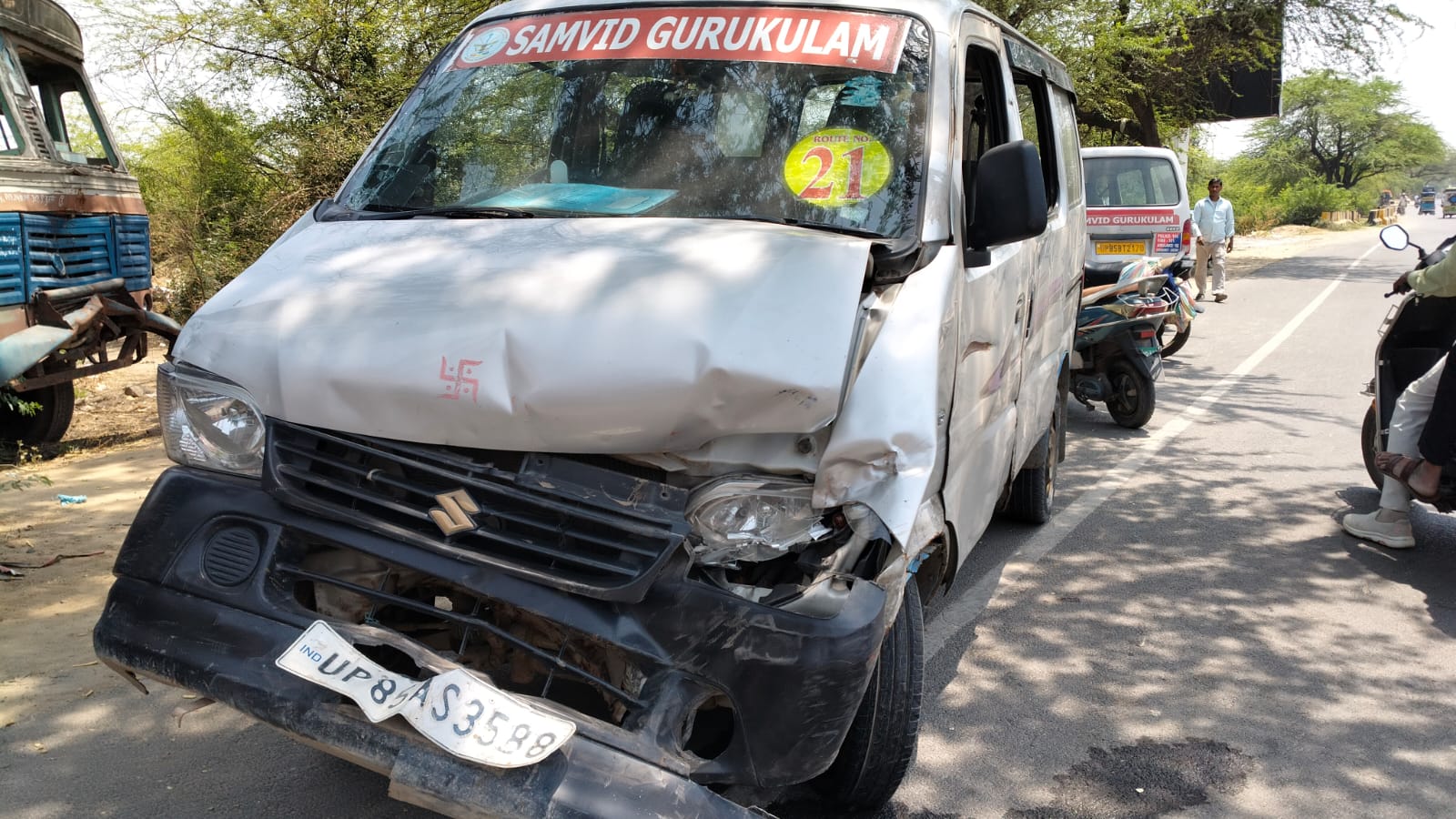 टायर फटने से अनियंत्रित हुई इको कार विधुत पोल से टकराई, महिला समेत तीन घायल