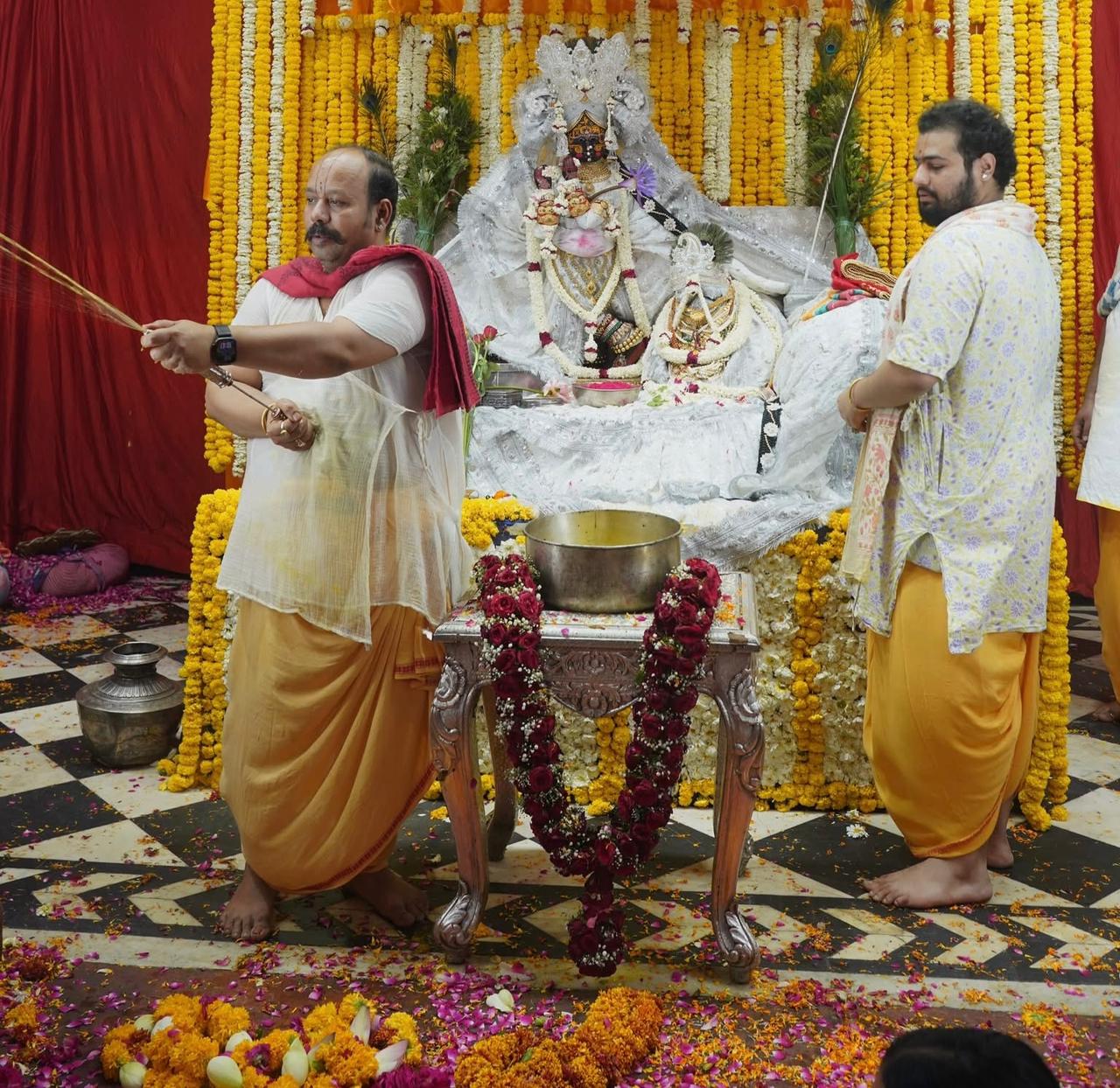 पुरुषोत्तम मास में ब्रज हुआ भक्तिमय, राधावल्लभ लाल ने चांदी की पिचकारी से खेली होली