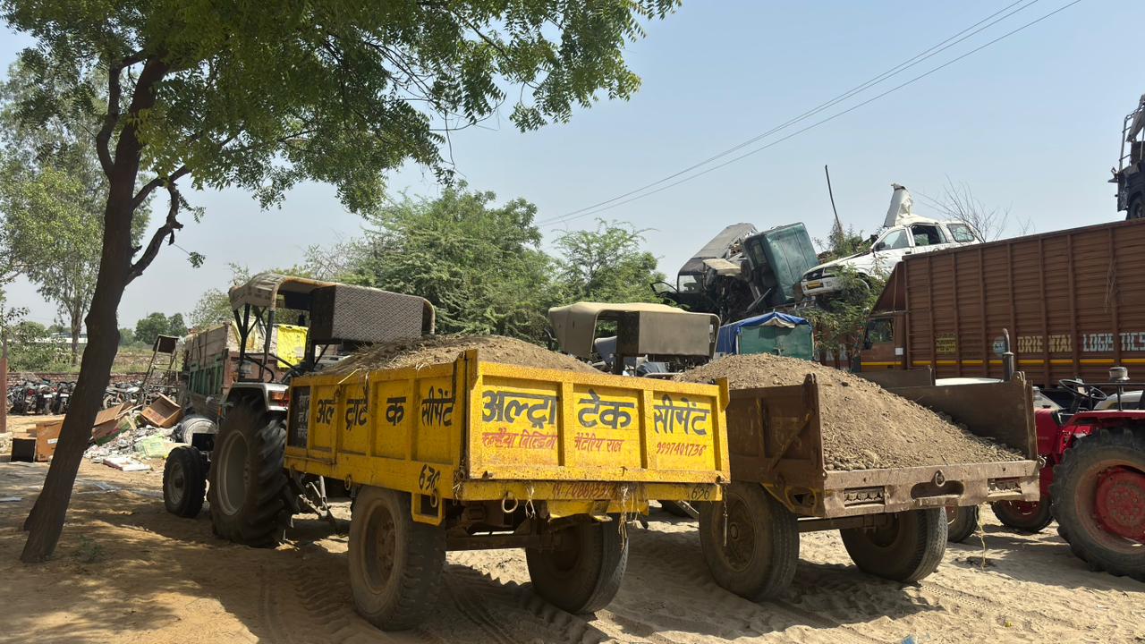 अवैध खनन पर बड़ी कार्रवाई:देर रात जैत थाना पुलिस और खनन विभाग का संयुक्त छापा ,5 ट्रैक्टर-ट्रॉली सीज