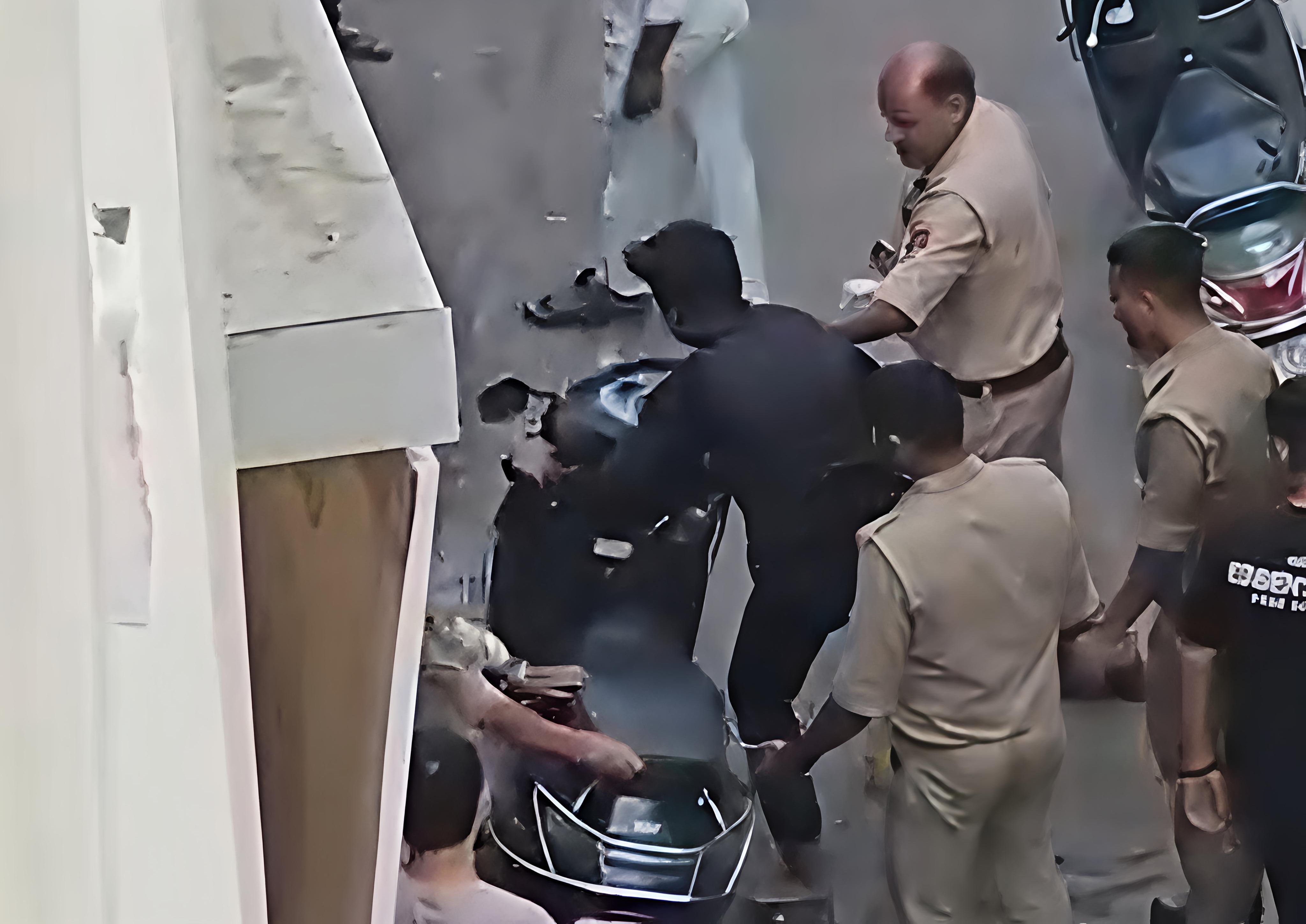 “सिंघम बनने की सनक में दारोगा जी भूले कानून! स्कूटी सवार युवक को खींचने का वीडियो वायरल”