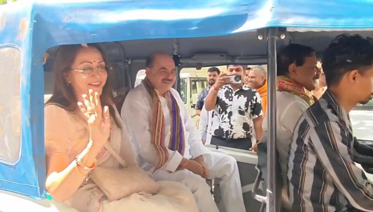 शोले की ‘बसंती’ ने दिया ईंधन बचाने का संदेश, इलेक्ट्रिक टेंपो में नजर आईं हेमा मालिनी