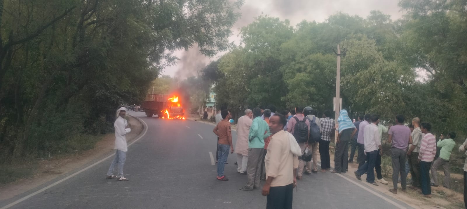 कैंटर में लगी भीषण आग, बड़ा हादसा टला