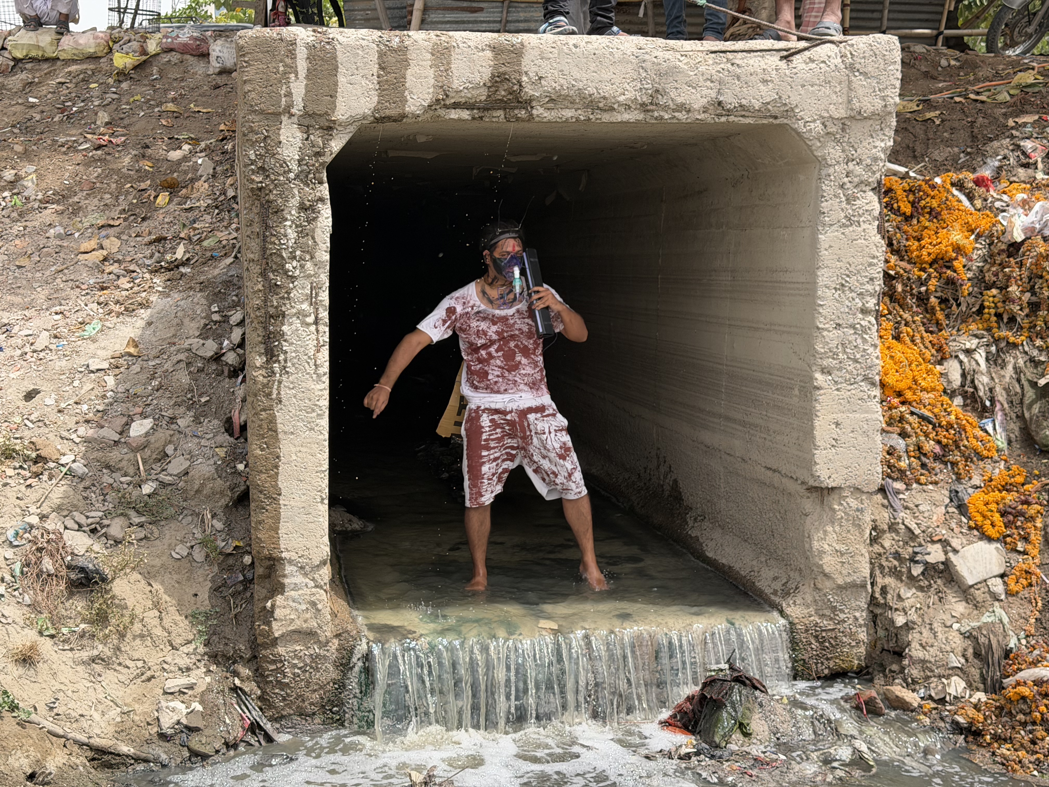 कोंकरोच बनकर नाले में उतरा युवक , यमुना प्रदूषण के खिलाफ अनोखा प्रदर्शन