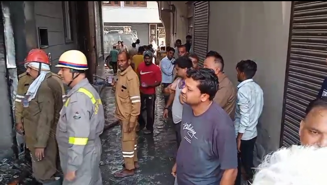 पोशाक श्रृंगार के गोदाम में लगी भीषण आग, लाखों का नुकसान