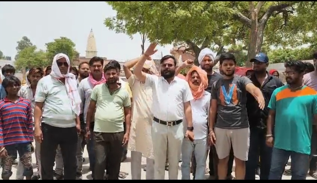 वृंदावन में बिजली संकट पर भड़का जनाक्रोश, बिजली घरों का घेराव कर जनता ने खोला मोर्चा