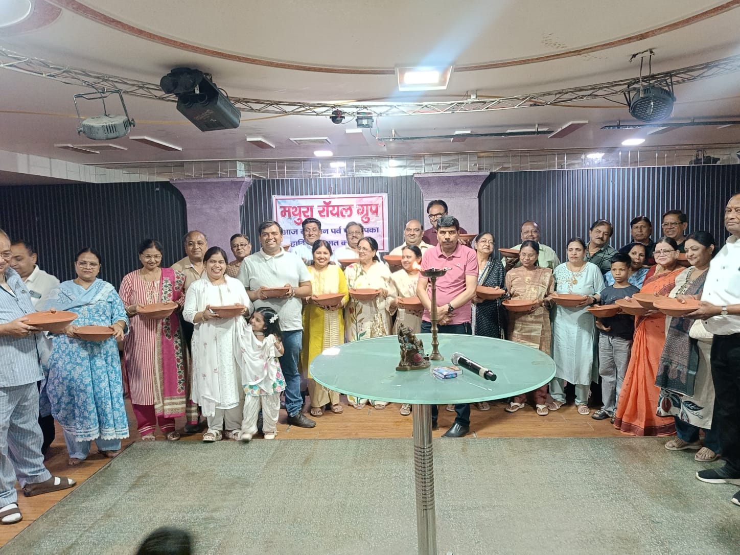 तपती धूप में प्यासे परिंदों का सहारा बना मथुरा रॉयल ग्रुप, रखवाए 100 से अधिक जलपात्र