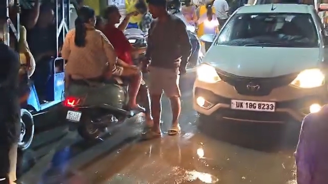 श्रद्धालुओं की भीड़ और प्रशासन की नींद, हर पल मंडरा रहा हादसे का खतरा