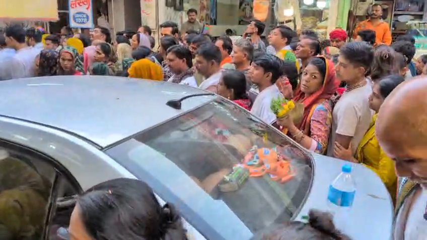 बांके बिहारी मंदिर की सुरक्षा व्यवस्था पर सवाल, नो-व्हीकल जोन में कैसे पहुंची कार?