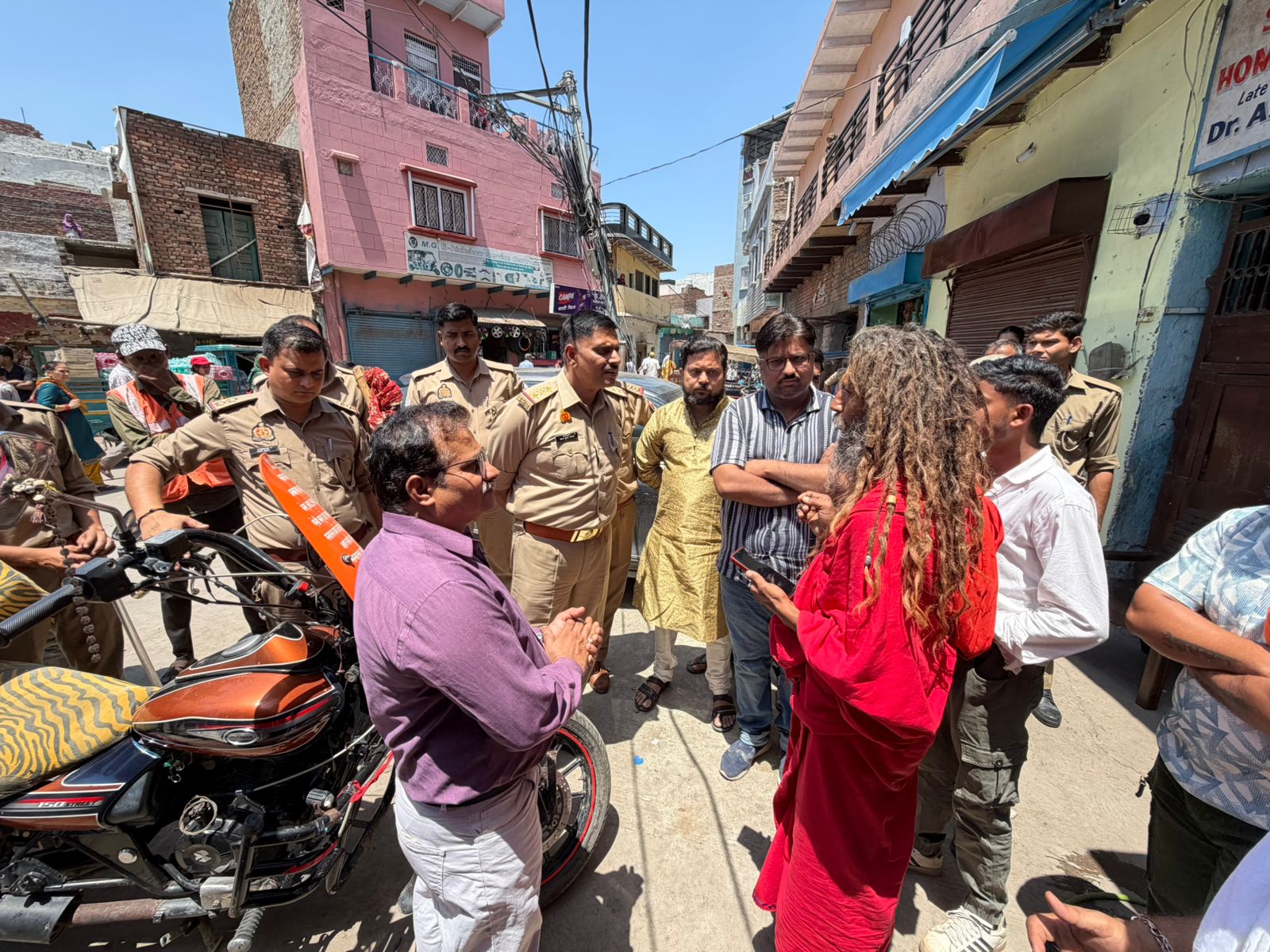 वृंदावन में शिव मंदिर पर मांस के टुकड़े मिलने से बवाल, हिंदू संगठनों ने किया शुद्धिकरण