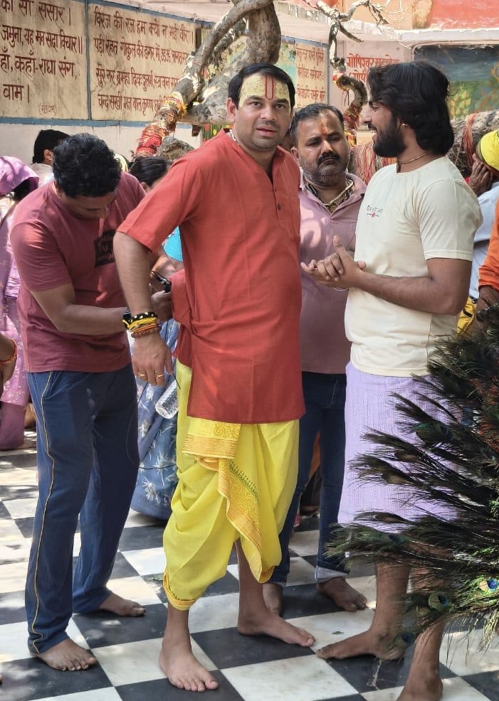तेज प्रताप यादव ने वंशीवट पर बजाई बंसी,भोजपुरी अभिनेत्री काजल राघवानी के साथ किया भजन फिल्मांकन