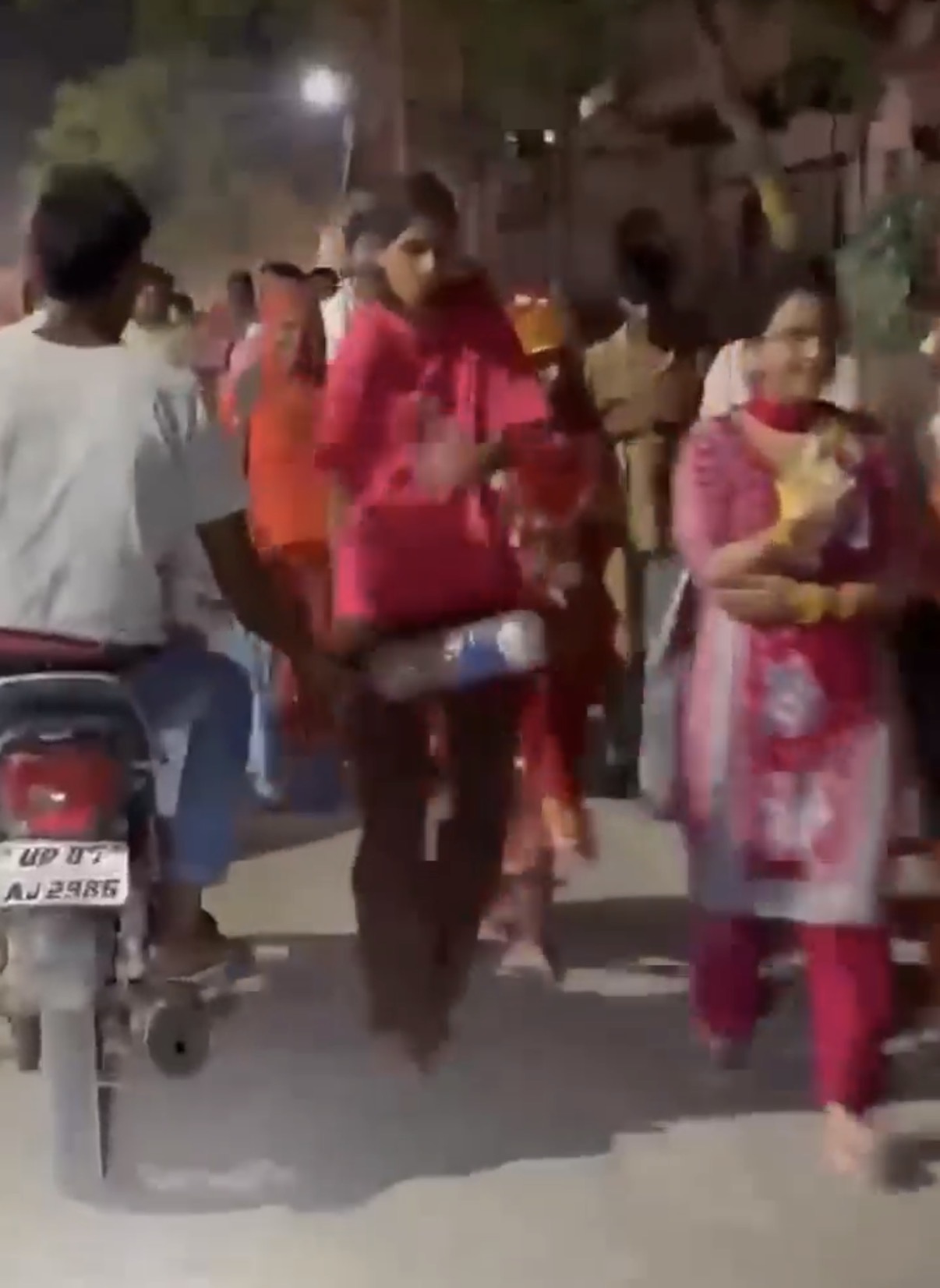 वृंदावन परिक्रमा मार्ग पर मनचलों की शर्मनाक हरकत, युवतियों पर पानी की बोतल मारते दिखे,वीडियो वायरल