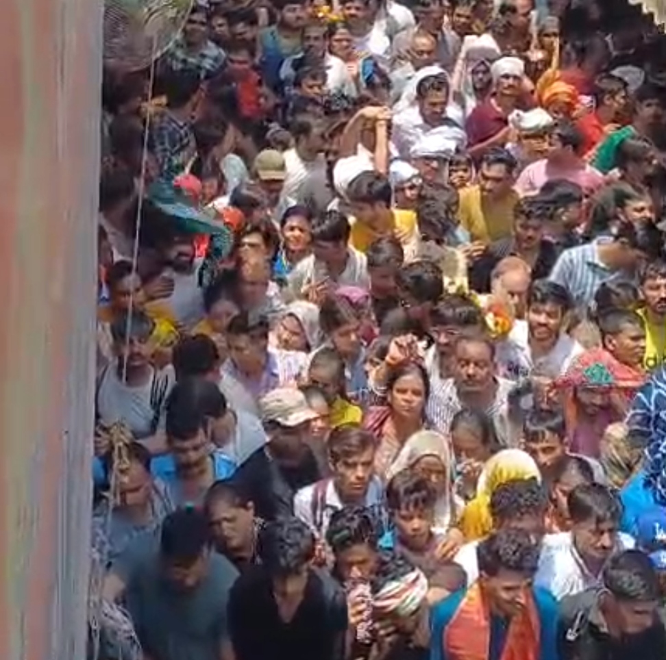 अधिकमास की पूर्णिमा पर वृंदावन में उमड़ा आस्था का सैलाब,बांके बिहारी के दर्शन को लगीं किलोमीटर लंबी कतारें, भीड़ के आगे व्यवस्थाएं हुईं बेअसर