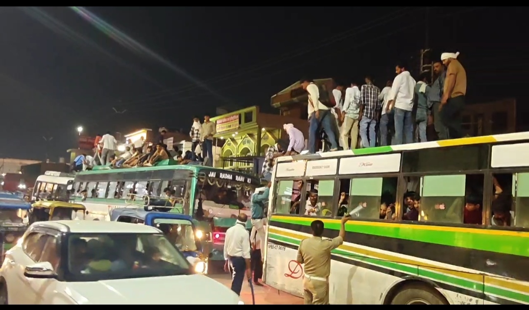 “आस्था का सैलाब, व्यवस्था बेहाल: गोवर्धन में मौत को मात देकर सफर कर रहे श्रद्धालु”