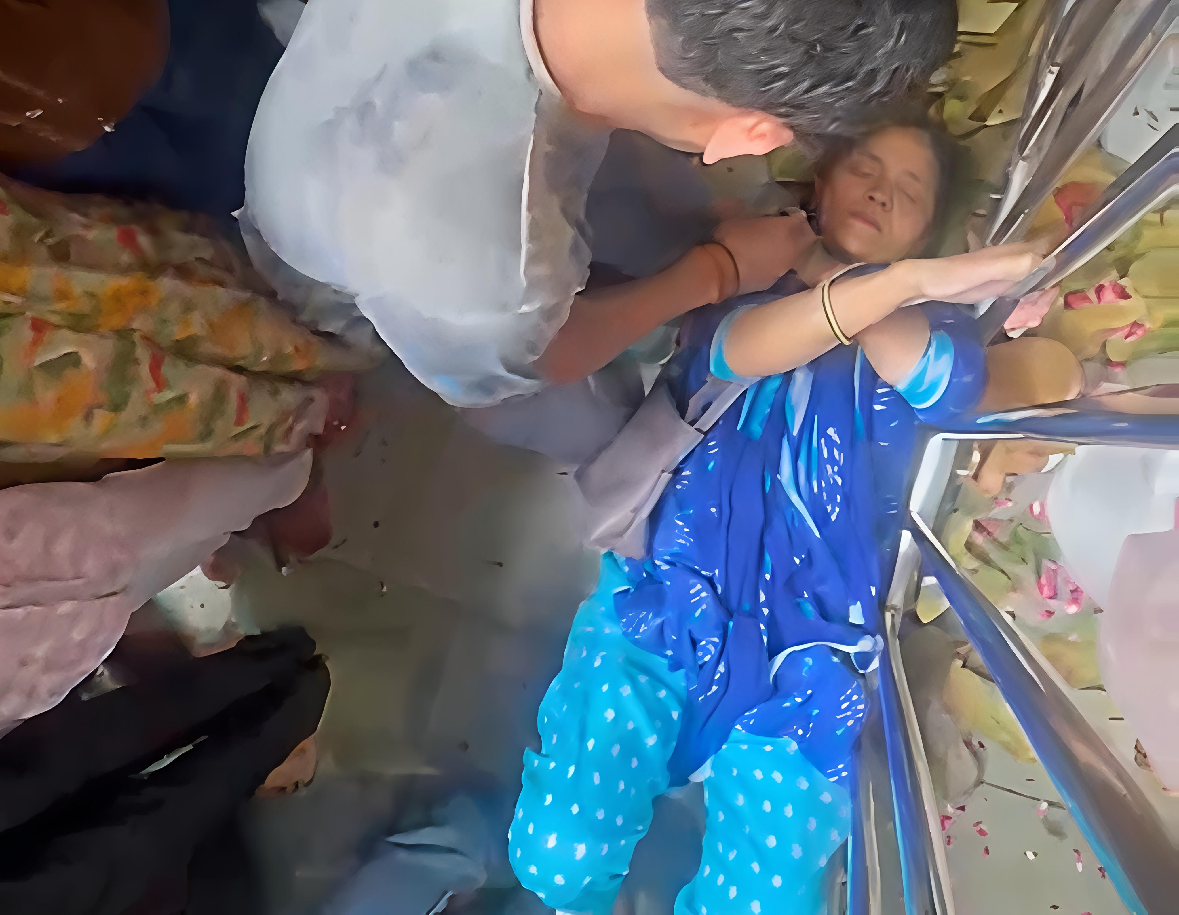 प्रशासन बेबस: बांके बिहारी मंदिर में महिला अचेत, परिक्रमा मार्ग पर दौड़े वाहन