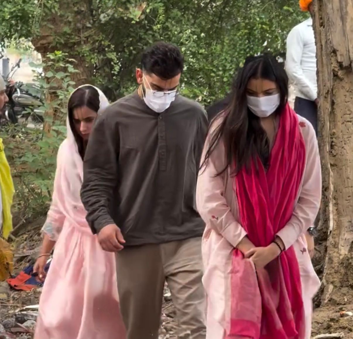 IPL जीत के बाद वृंदावन पहुंचे विराट-अनुष्का, संत प्रेमानंद महाराज का लिया आशीर्वाद