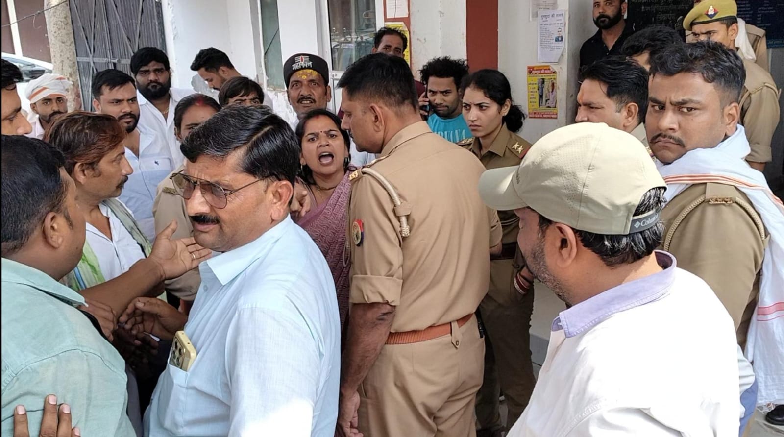 कोतवाली में पत्रकारों को धमकी, पुलिस बनी मूकदर्शक! रात 11 बजे तक धरने के बाद दर्ज हुआ मुकदमा