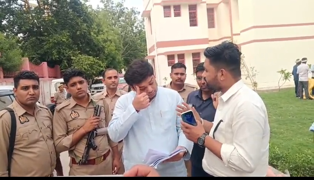 *वृन्दावन में पत्रकारों को धमकी, मंत्री ने कहा—लोकतंत्र के चौथे स्तंभ का उत्पीड़न नहीं होगा बर्दाश्त*
