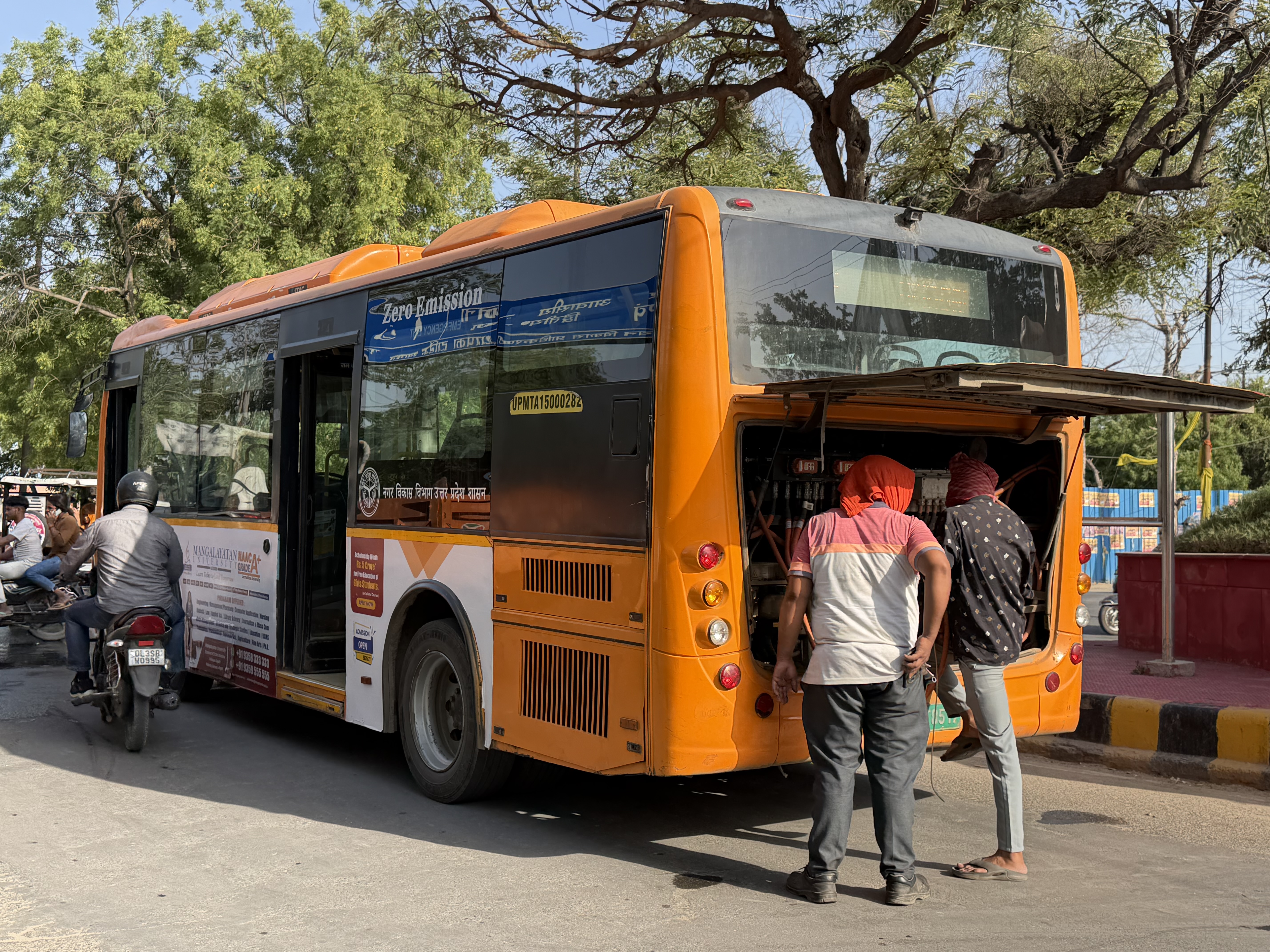 बीच सड़क खराब हुई नगर निगम की इलेक्ट्रिक बस, यातायात रहा बाधित