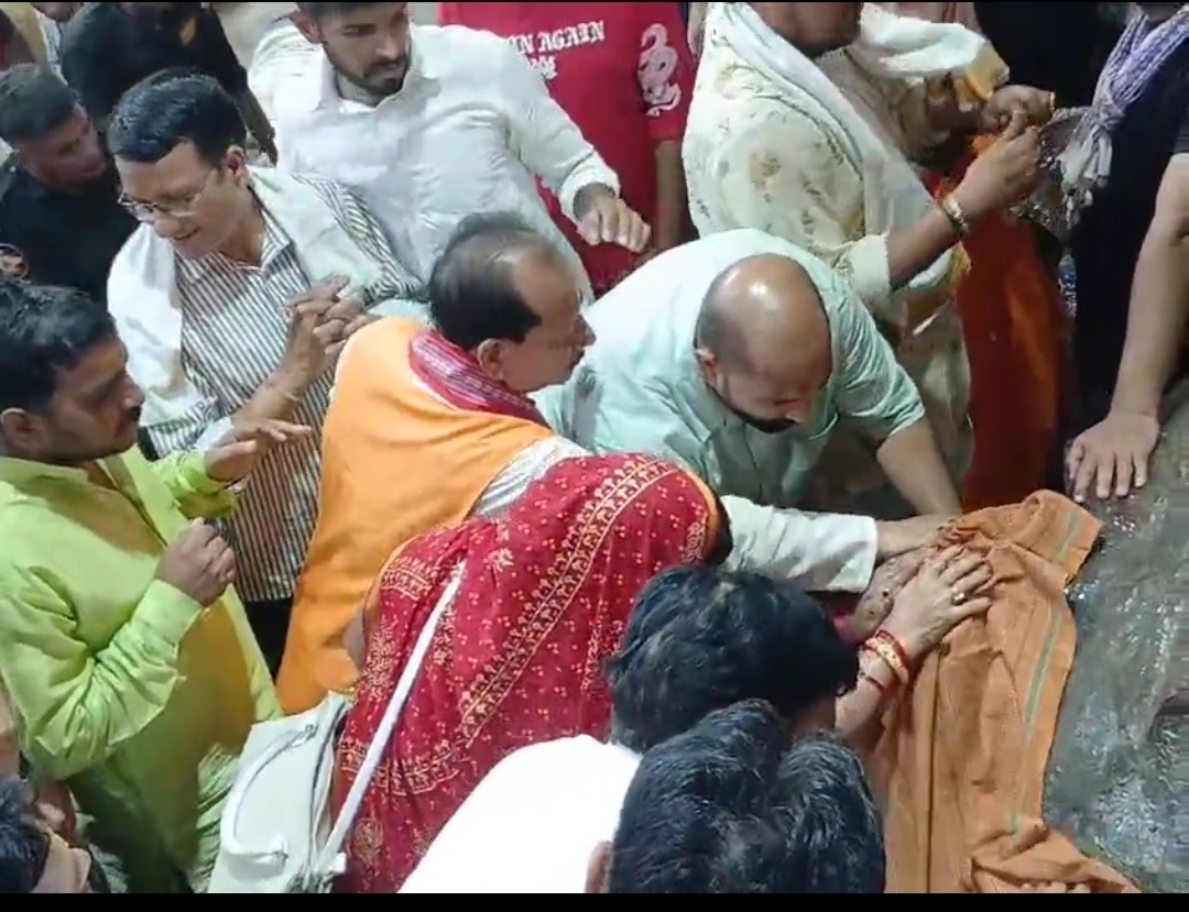 ब्रज की आध्यात्मिक यात्रा पर पहुंचे बिहार के पूर्व उपमुख्यमंत्री विजय कुमार सिन्हा