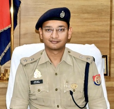 वृंदावन में वायरल वीडियो पर एसएसपी सख्त, दो पुलिसकर्मी निलंबित
