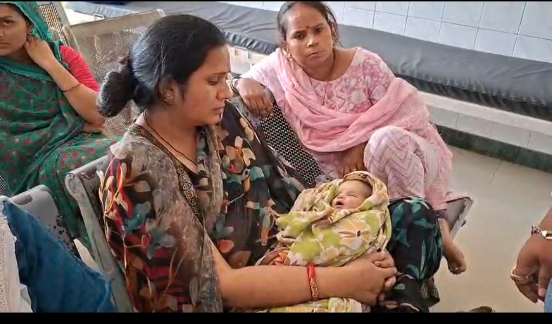 नर्सों के भरोसे चल रहा अस्पताल, नवजात की मौत पर फूटा परिजनों का गुस्सा