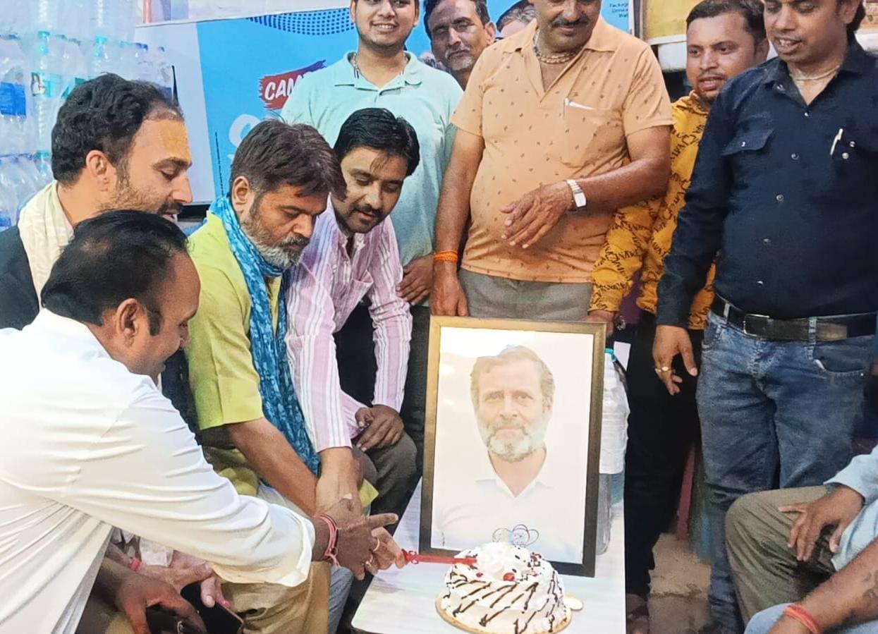 राहुल गांधी के जन्मदिवस पर कांग्रेस का सेवा-संकल्प, बच्चों में बांटे फल, केक और आइसक्रीम
