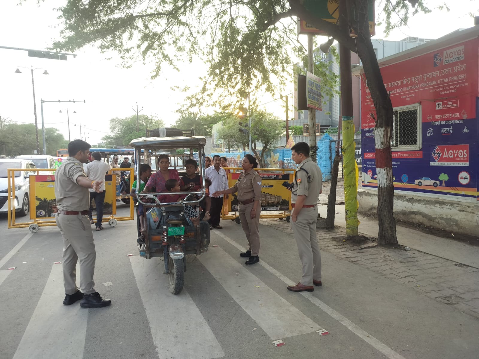 वृंदावन में यातायात पुलिस का बड़ा अभियान: 106 ई-रिक्शा-ऑटो सीज, 650 से अधिक वाहनों पर कार्रवाई