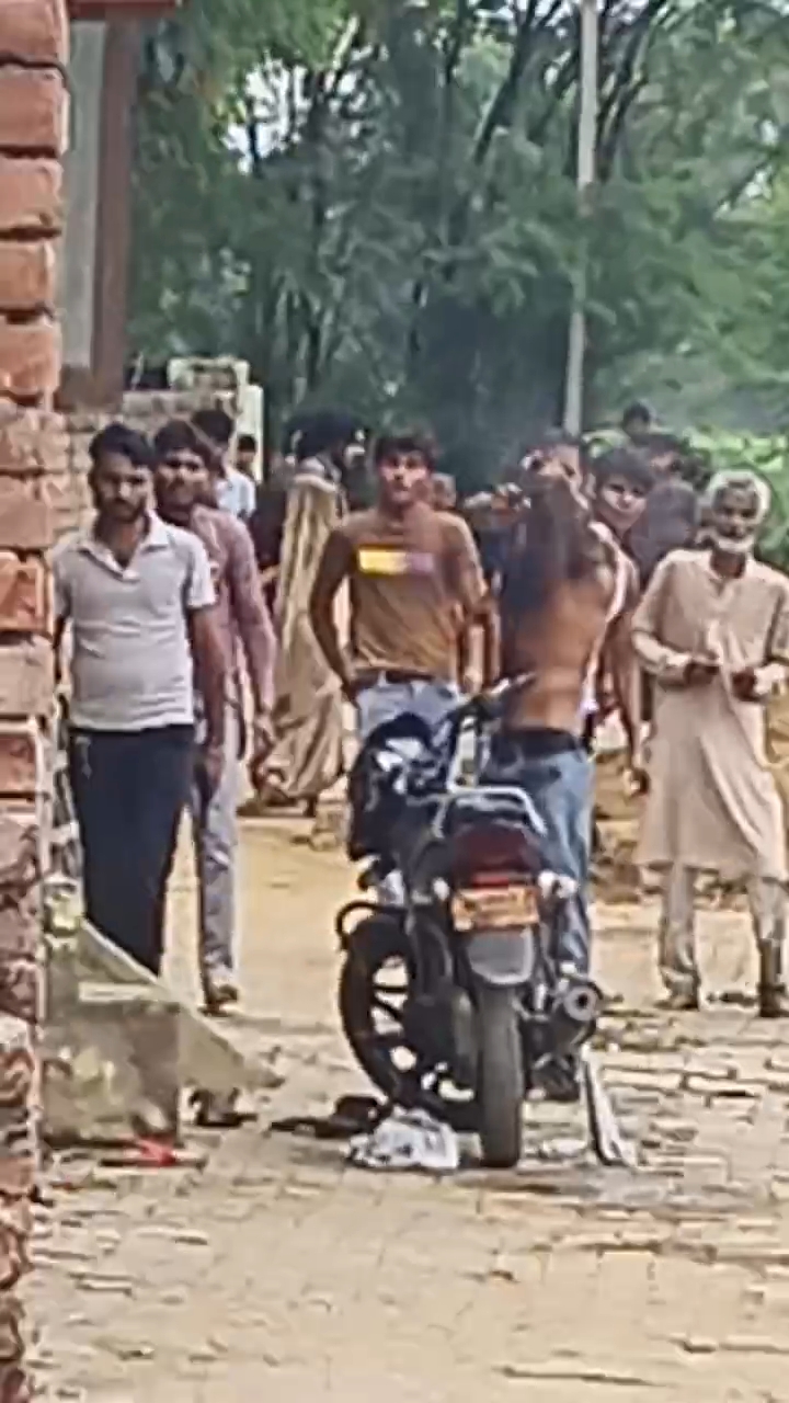 रास्ते में ट्रैक्टर निकालने को लेकर खूनी विवाद, पथराव और फायरिंग में एक व्यक्ति घायल