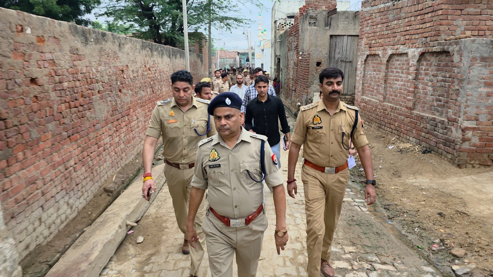 मथुरा पुलिस का साइबर ठगों पर बड़ा प्रहार: 28 ठिकानों पर एक साथ छापेमारी, 100 से अधिक संदिग्ध हिरासत में