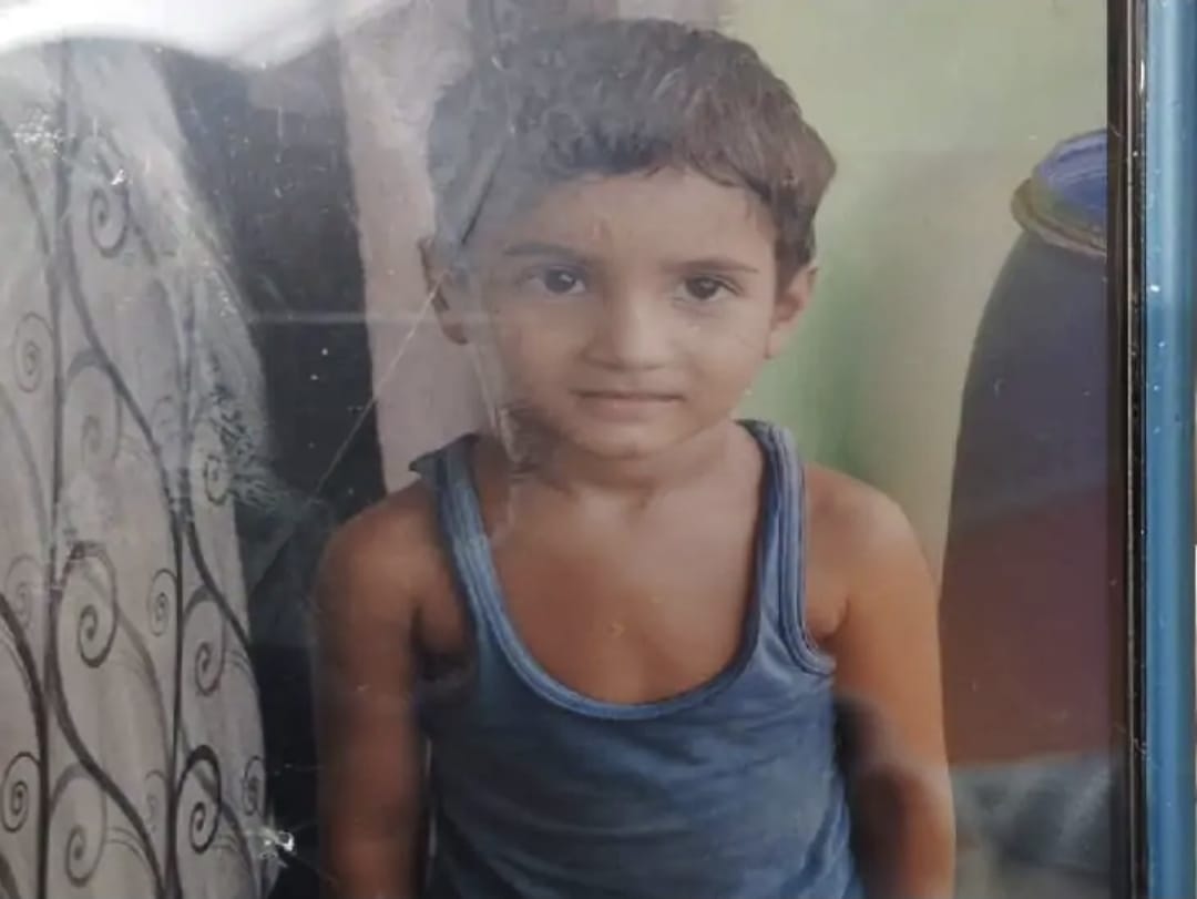 स्कूल बस ने ली मासूम की जान: मथुरा में 8 वर्षीय छात्र की दर्दनाक मौत, चालक फरार, गुस्साए ग्रामीणों का स्कूल में हंगामा