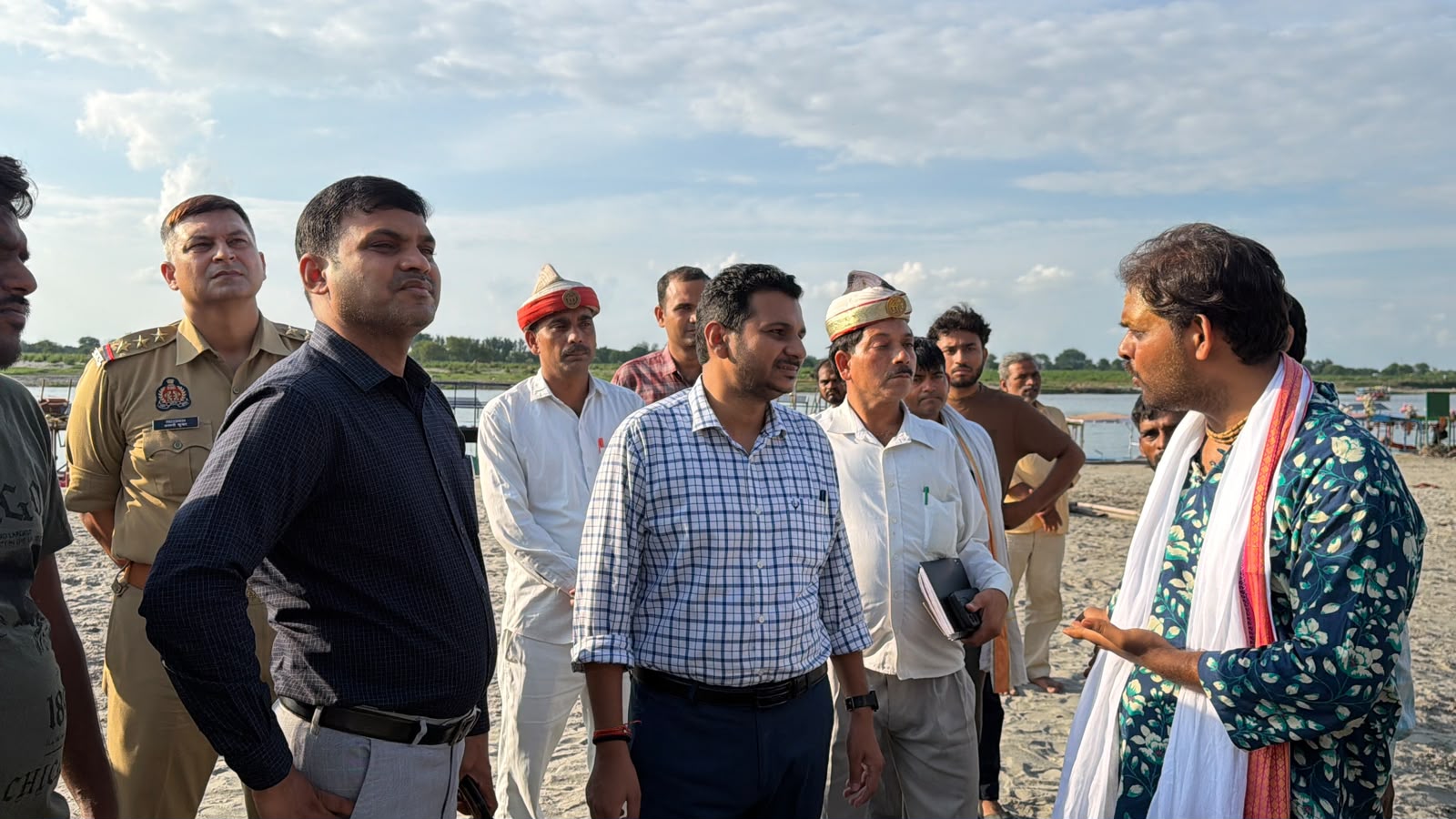 "सिटी मजिस्ट्रेट अनुपम मिश्रा के आश्वासन पर छह दिन बाद टूटा अनशन, यमुना शुद्धिकरण का दिया भरोसा"