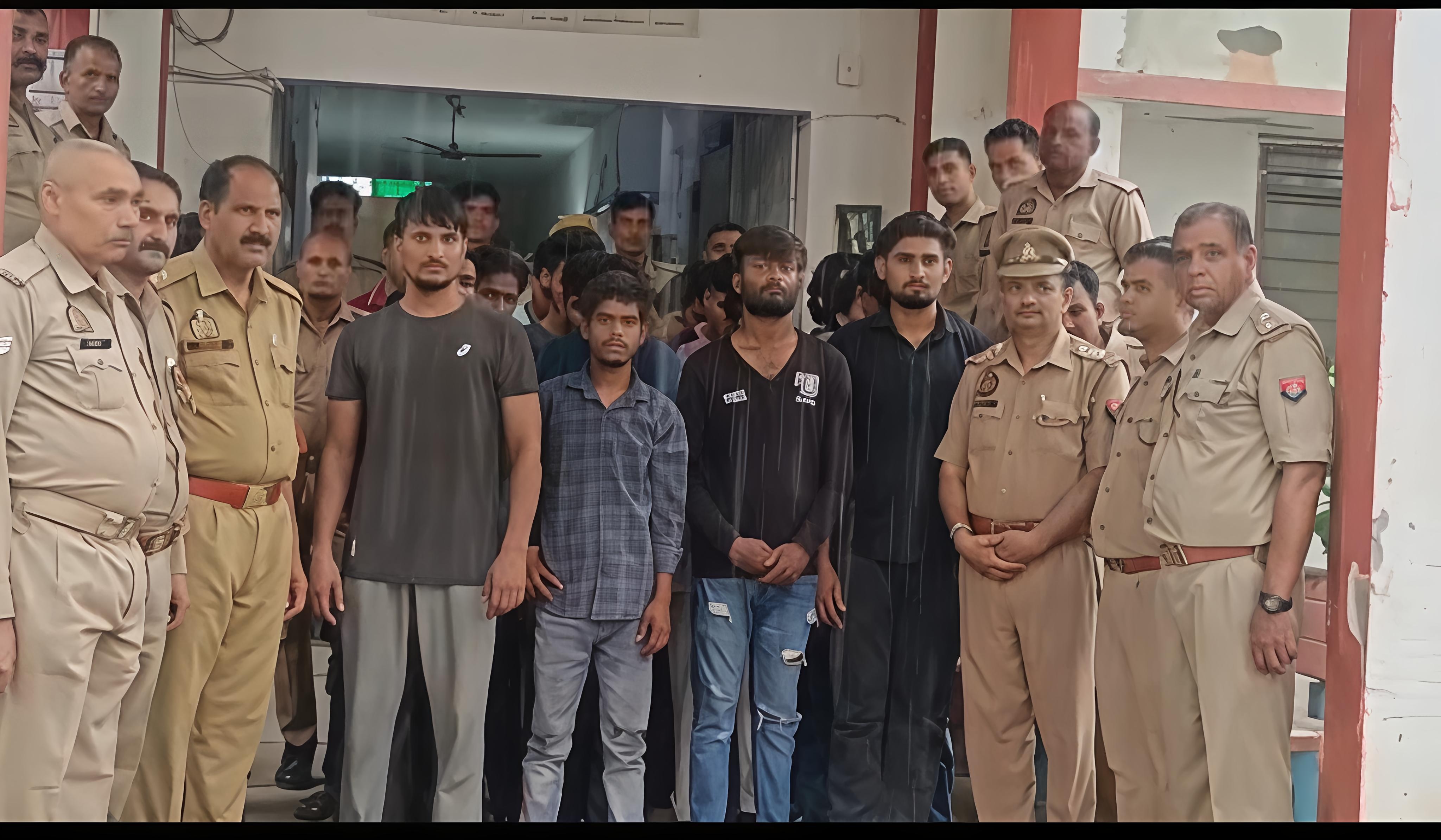 वृंदावन में होटल दलालों पर पुलिस का डंडा, दो दर्जन दबोचे ।