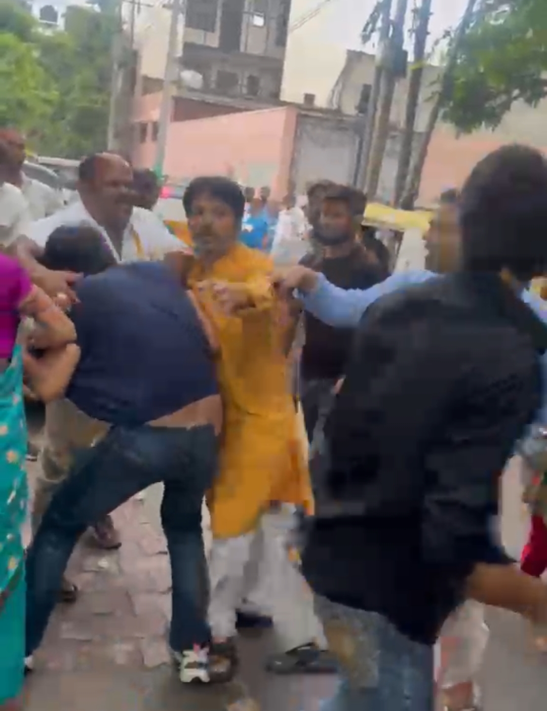 वृंदावन में बाहरी श्रद्धालुओं की सुरक्षा पर सवाल, रकम वापसी को लेकर युवती और परिवार से मारपीट