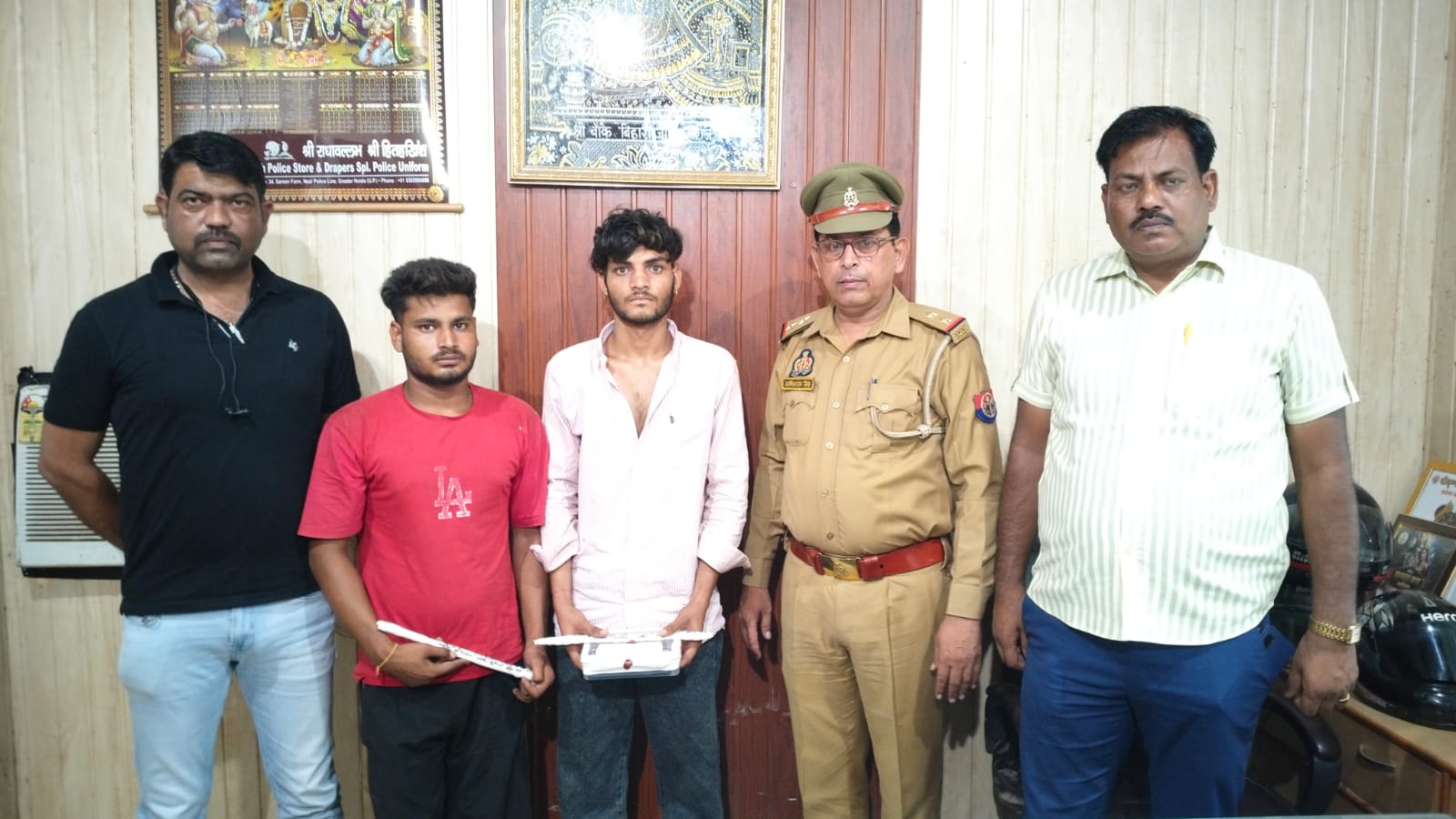 डेढ़ माह पुरानी परिक्रमा मार्ग लूट का खुलासा: सगे मौसेरे भाई गिरफ्तार, लूटा मोबाइल, चाकू और बाइक बरामद