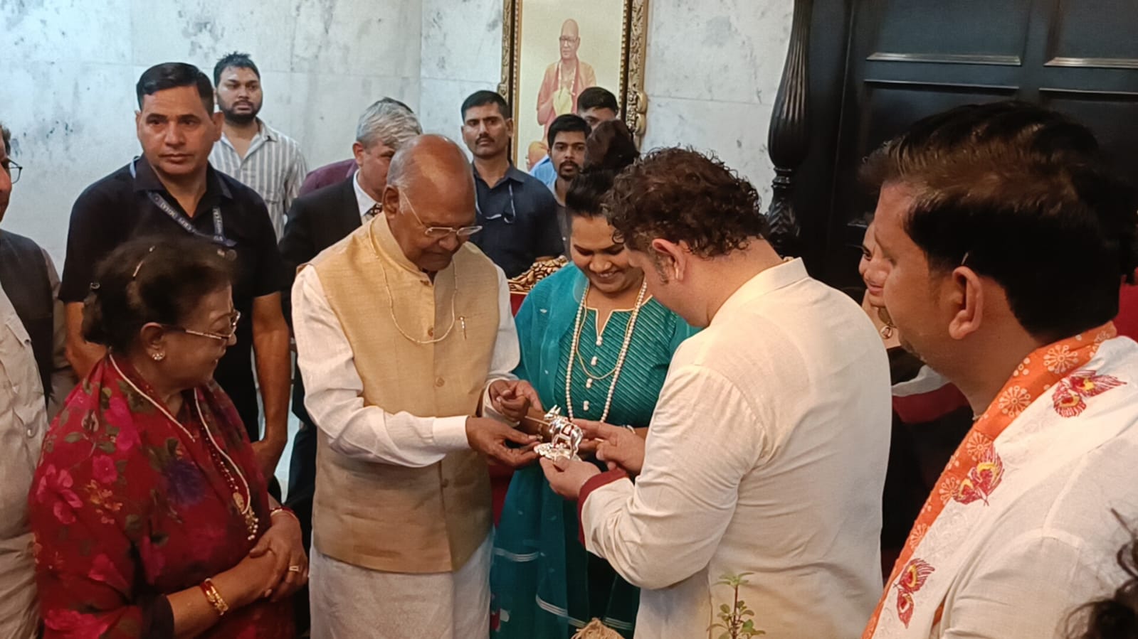 ब्रज की भक्ति में रंगे पूर्व राष्ट्रपति रामनाथ कोविंद, राधारमण मंदिर में किए दर्शन-पूजन