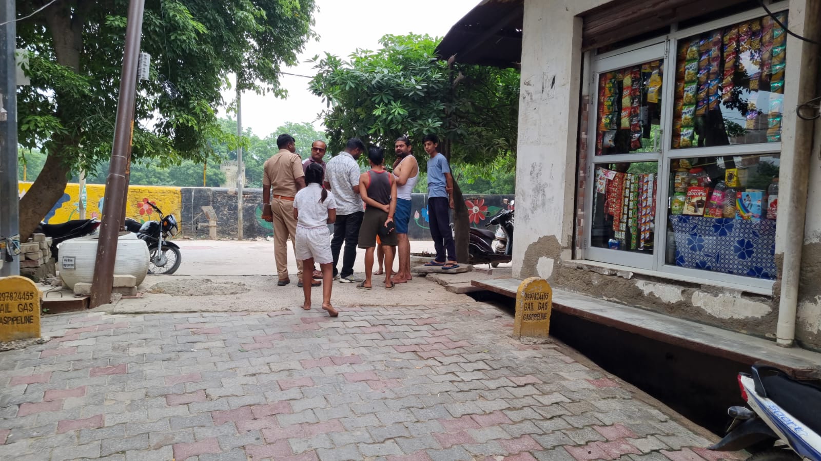 वृंदावन में दिनदहाड़े महिला से कुंडल लूट, बाइक सवार बदमाशों ने बीच सड़क झपटा मारा; CCTV फुटेज खंगाल रही पुलिस