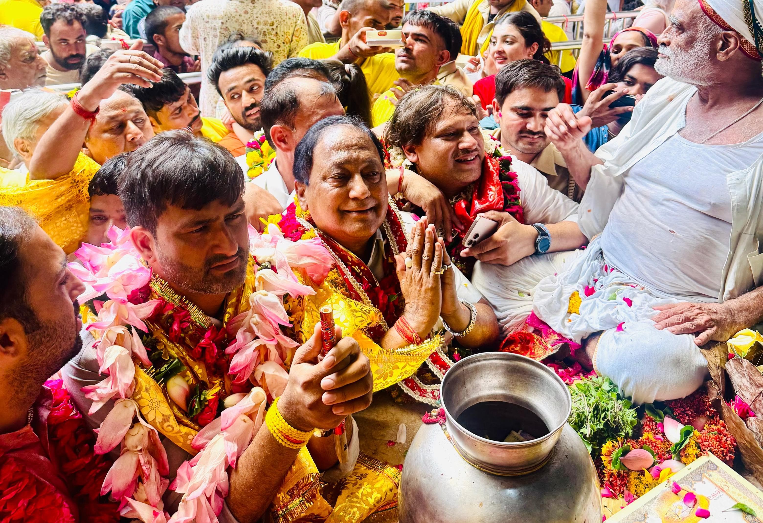 बांके बिहारी के दर्शन के बाद कांग्रेस के राष्ट्रीय सचिव कुणाल चौधरी ने साधा भाजपा पर निशाना, बोले—‘ब्रजवासियों की भावनाओं और अधिकारों की कीमत पर नहीं चाहिए बांके बिहारी कॉरिडोर’