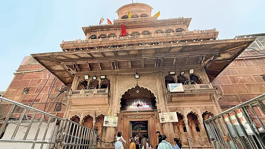 सुप्रीम कोर्ट का बड़ा आदेश: बांके बिहारी मंदिर में चढ़ावे का हर पैसा दानपात्र या ऑनलाइन कोष में जमा होगा