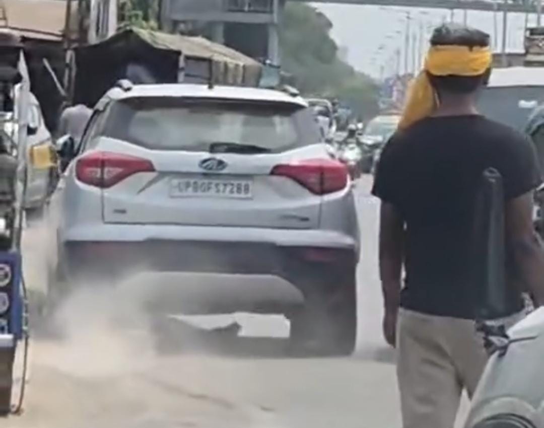 मथुरा में सत्तारूढ़ दल का झंडा लगी कार ने PWD अफसर को कुचला, कई मीटर तक घसीटा—वीडियो वायरल