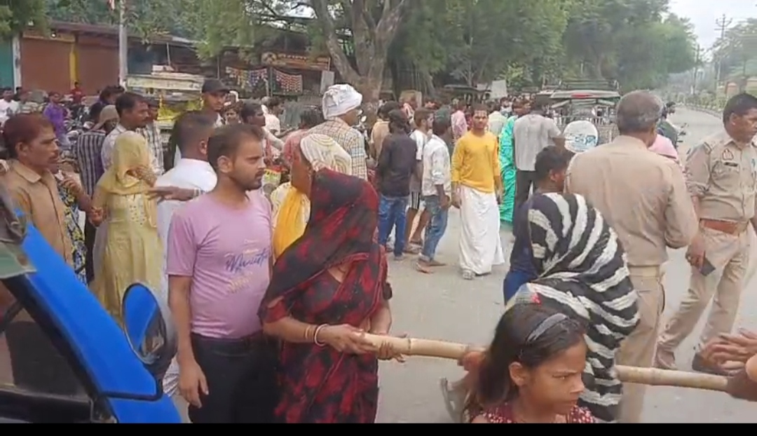बस की टक्कर से सब्जी विक्रेता की मौत: आक्रोशित परिजनों ने किया मथुरा वृंदावन रोड जाम