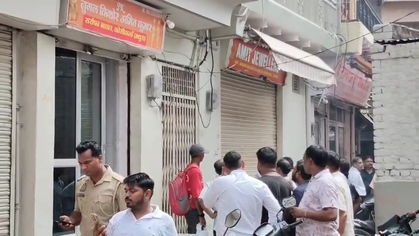 चाबी से खुली तिजोरी, करोड़ों के जेवर समेट ले गए चोर